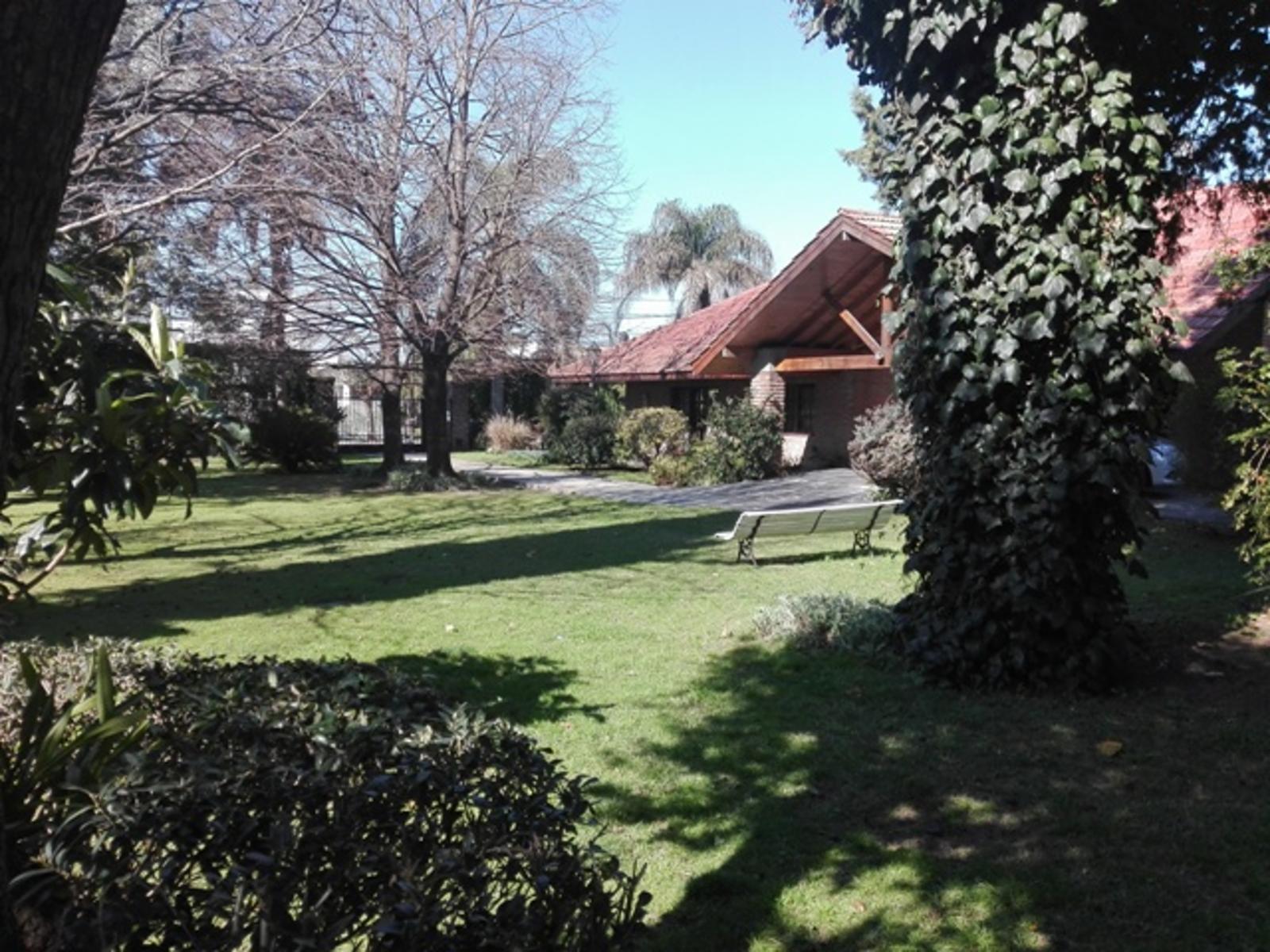 Espectacular casa quinta sobre 1600M2. De parque con quincho y piscina — foto 6