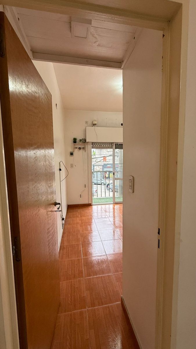 VENTA DPTO DOS AMBIENTES SOBRE IMPORTANTE AVENIDA
