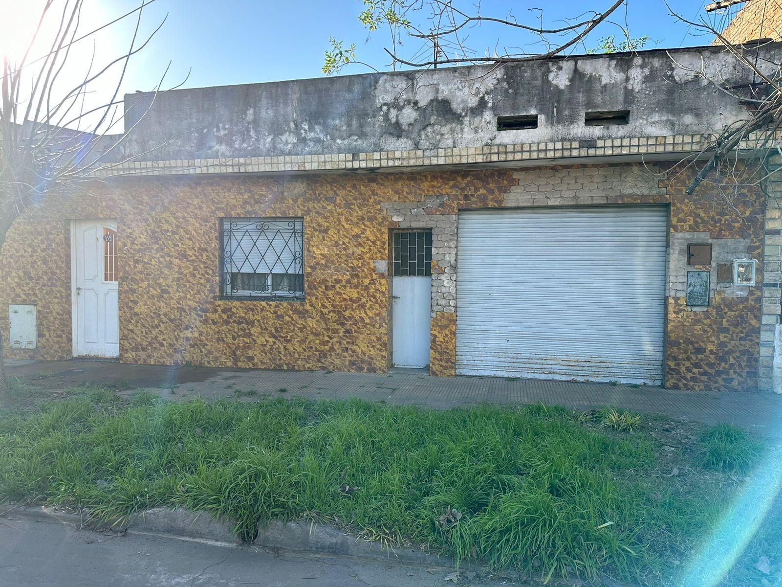 VENTA OPORTUNIDAD CASA A RECICLAR DE TRES AMBIENTES
