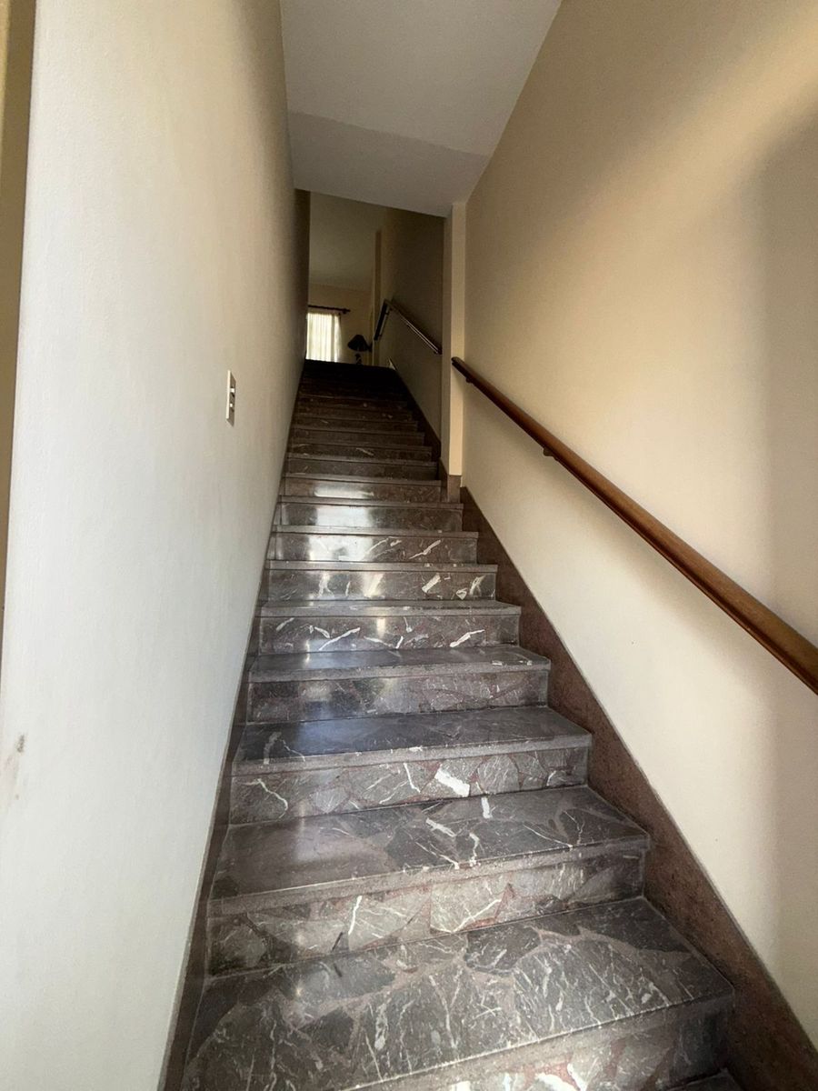 VENTA AMPLIA PROPIEDAD DE 4 AMBIENTES.