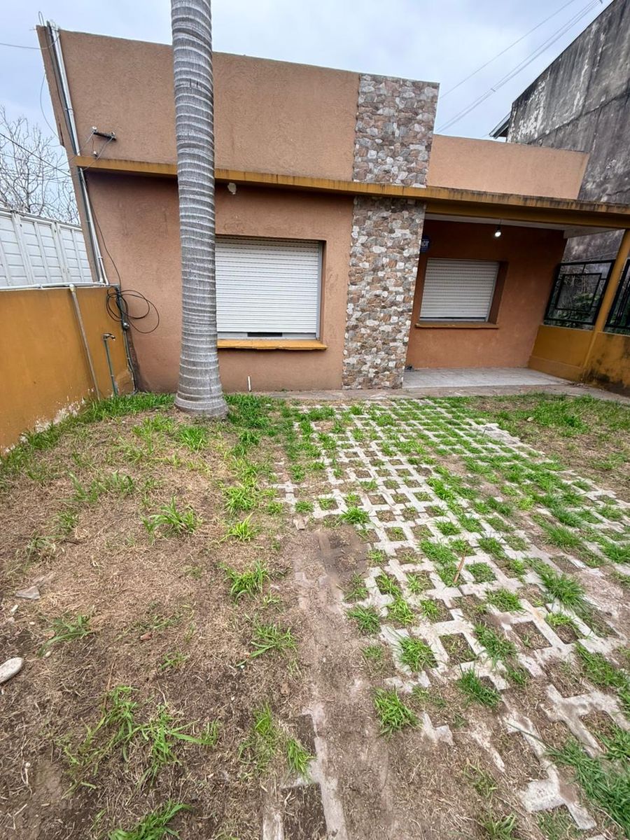 ALQUILER CASA 3 AMBIENTES, CON ENTRADA PARA AUTO - 2