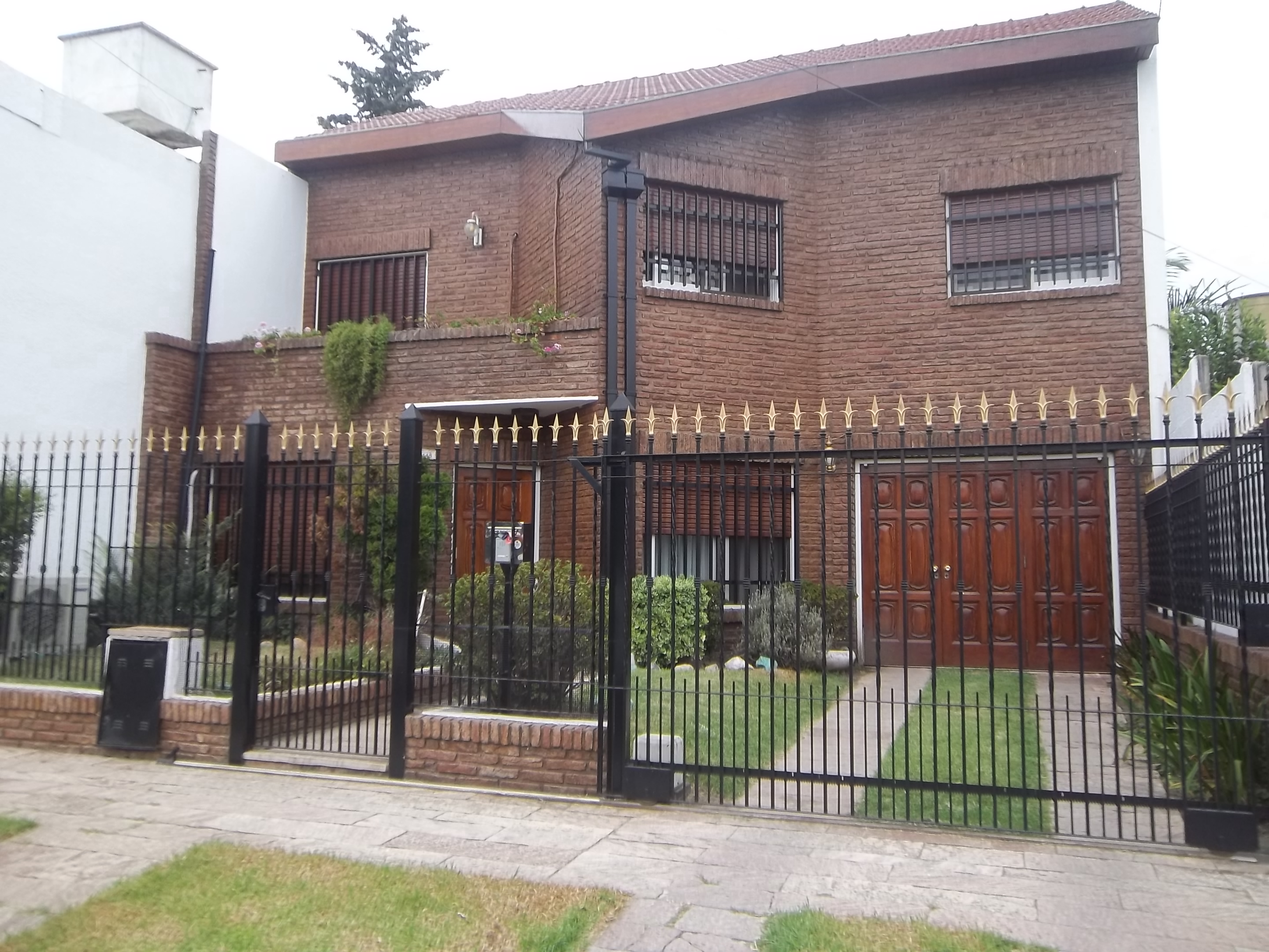 Hermosa propiedad en Parque Quirno- Permuta. Buena zona