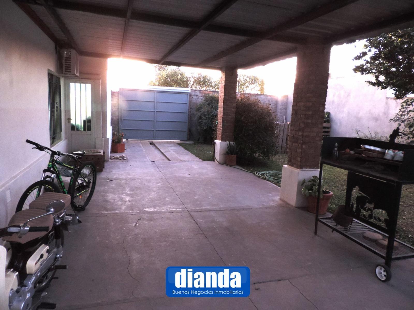 Casa de 2 dormitorios con quincho y galeria - 2