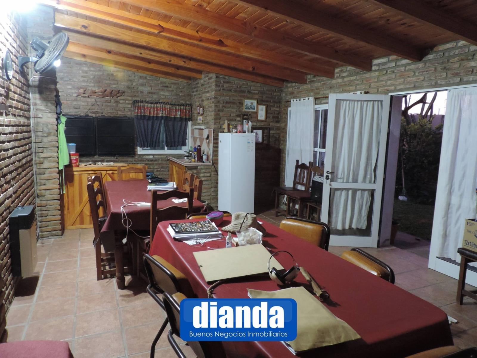 Casa de 2 dormitorios con quincho y galeria - 4