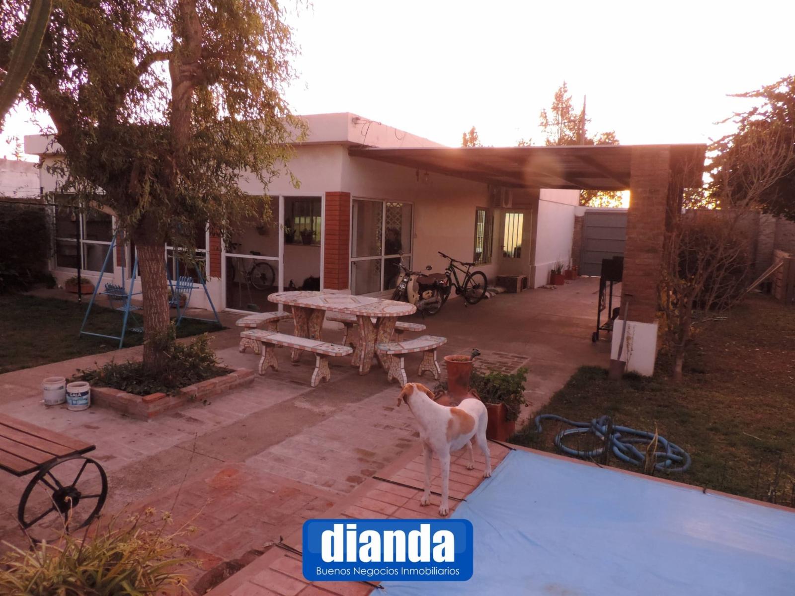 Casa de 2 dormitorios con quincho y galeria - 5