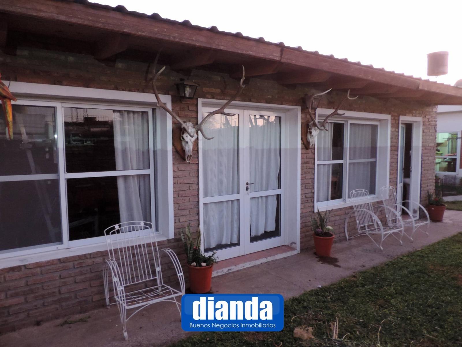 Casa de 2 dormitorios con quincho y galeria - 9