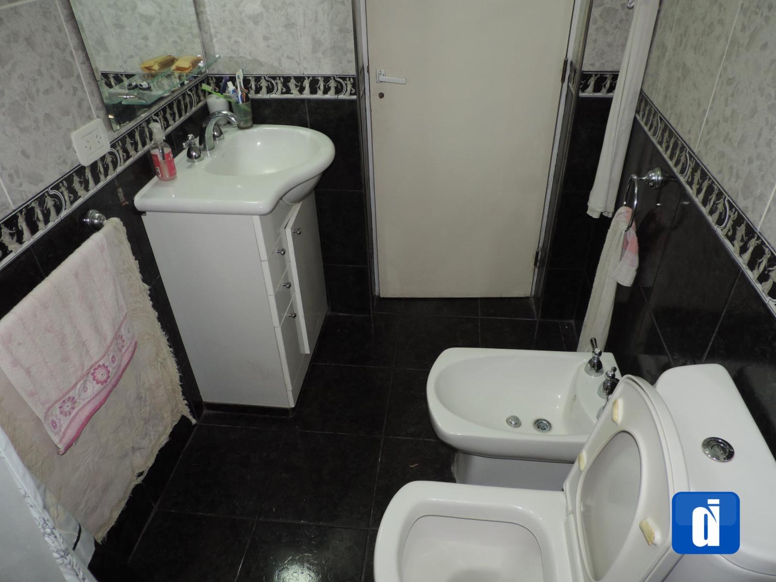 Excelente Propiedad con local al frente -Zona Centro - 1