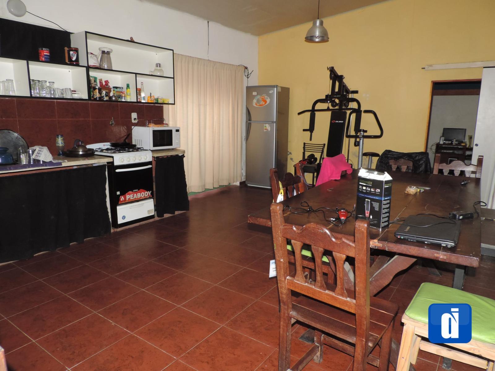 Excelente Propiedad con local al frente -Zona Centro - 9