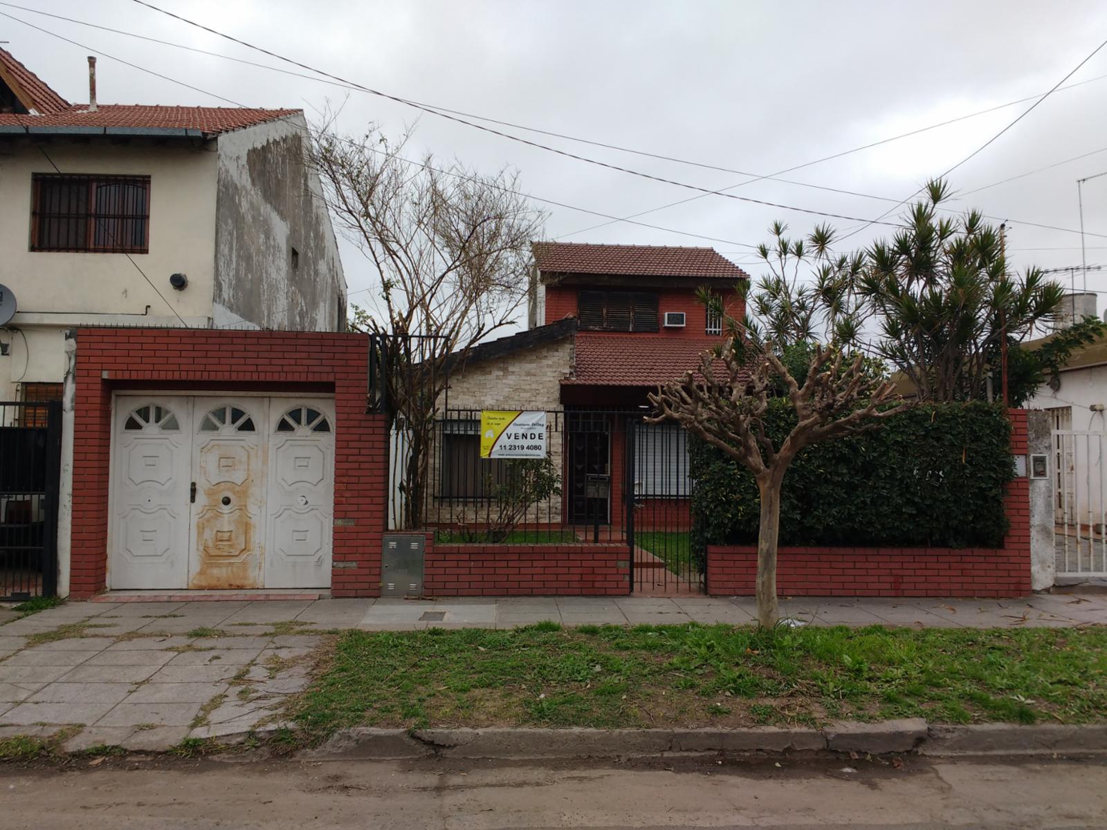 Venta casa chalet 2 pisos 6 ambientes 3 dormitorios doble cochera cubierta en El Palomar — foto 5