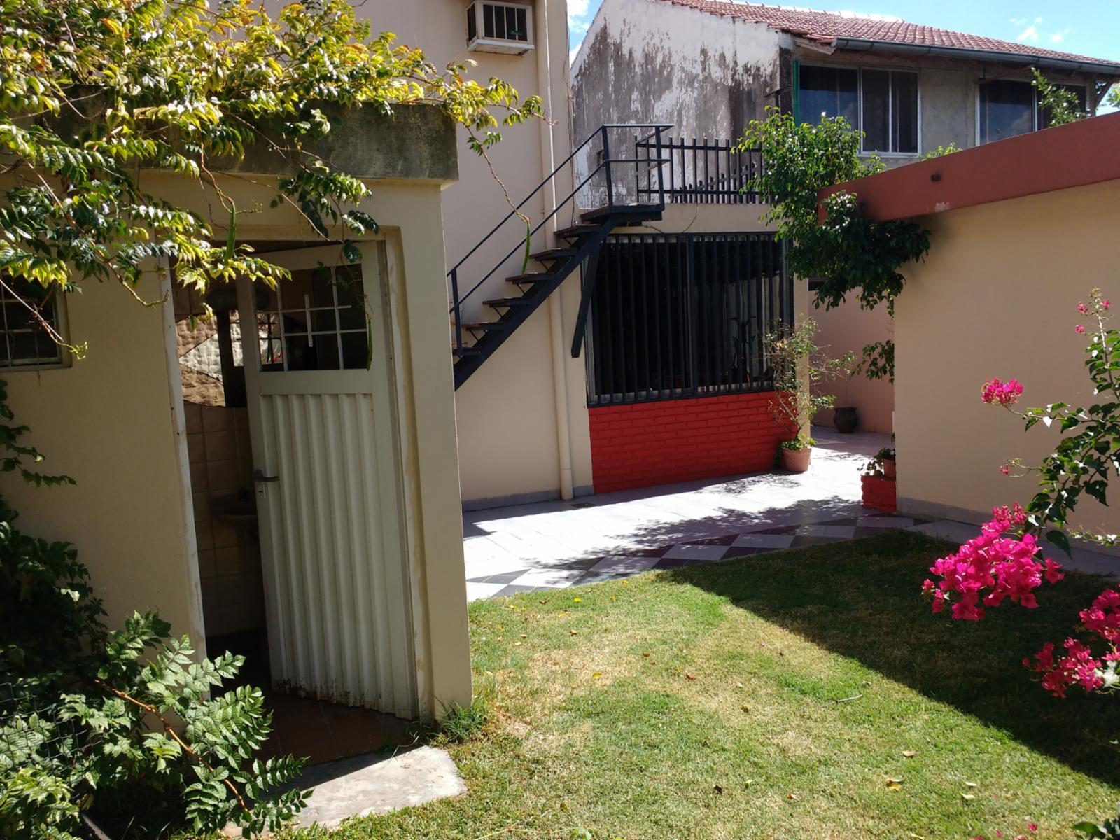 Venta casa chalet 2 pisos 6 ambientes 3 dormitorios doble cochera cubierta en El Palomar — foto 8