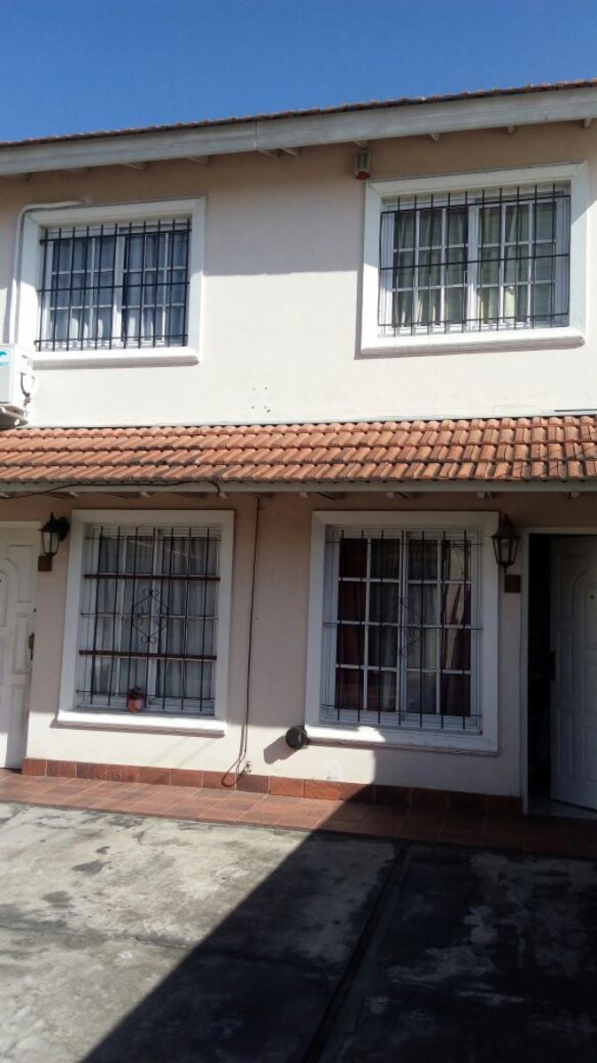 Venta dúplex 3 ambientes 2 dormitorios espacio cochera muy buen estado en Lomas del Mirador