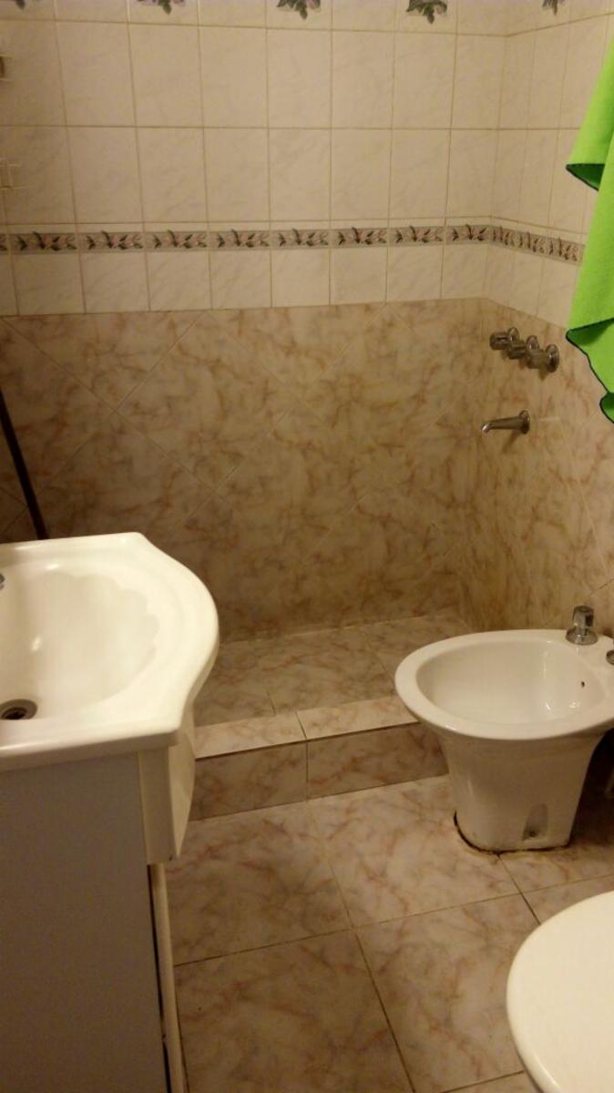 Venta dúplex 3 ambientes 2 dormitorios espacio cochera muy buen estado en Lomas del Mirador — foto 4