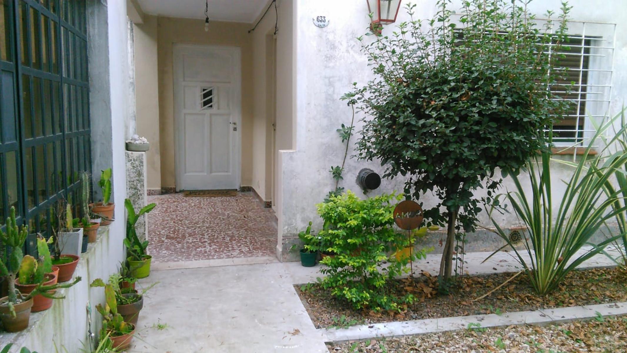 Venta casa 6 ambientes 5 dormitorios cochera doble apta proyecto en Merlo