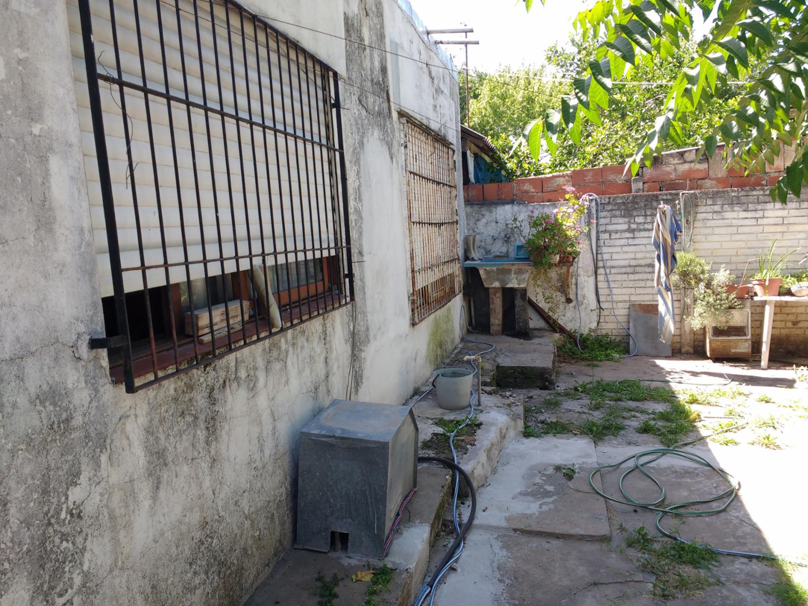 Venta casa 4 ambientes 2 dormitorios cochera cubierta 4 autos en Ituzaingó — foto 2