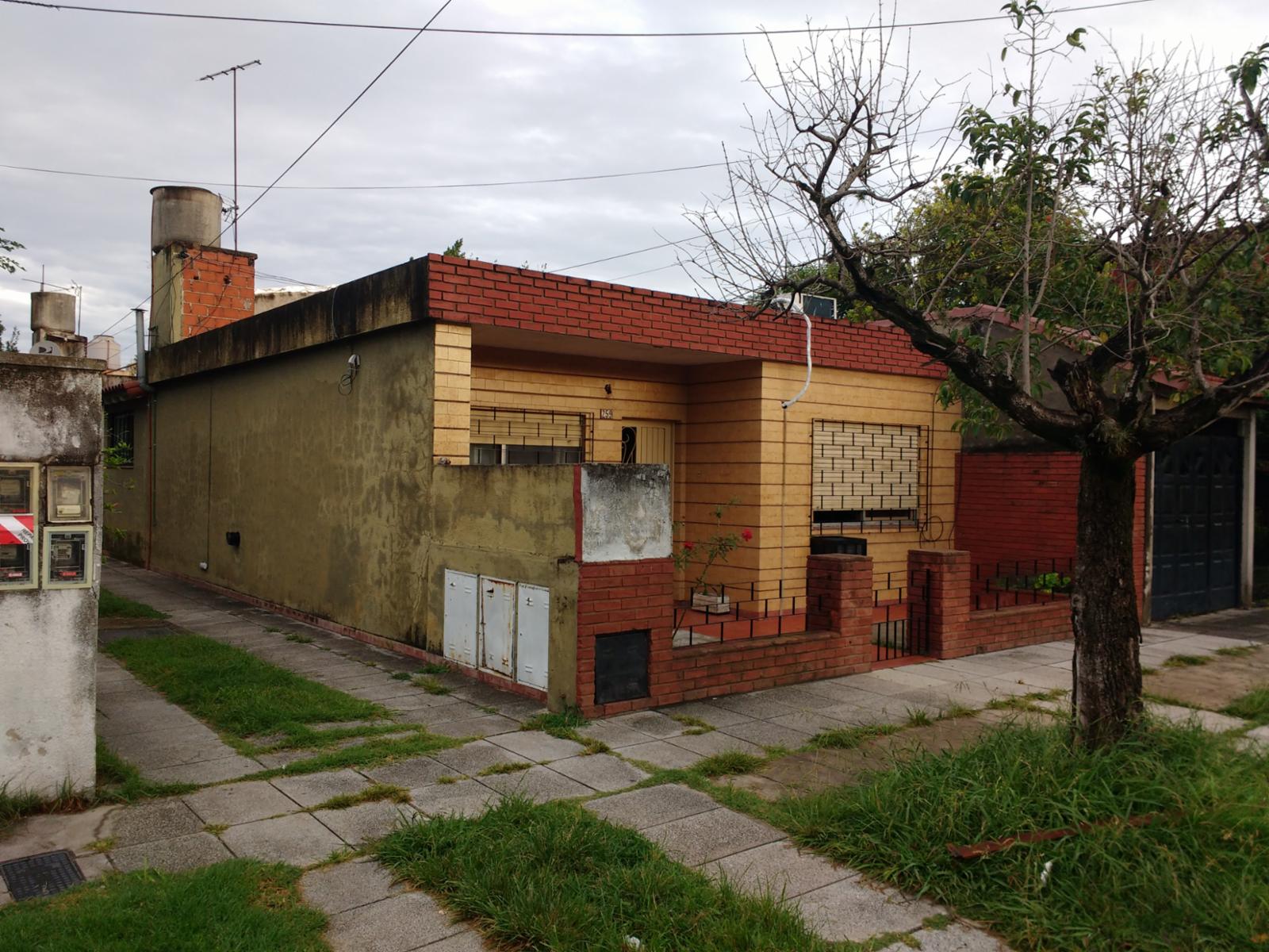 Venta casa PH Frente 2 dormitorios comparte cochera en Villa Tesei