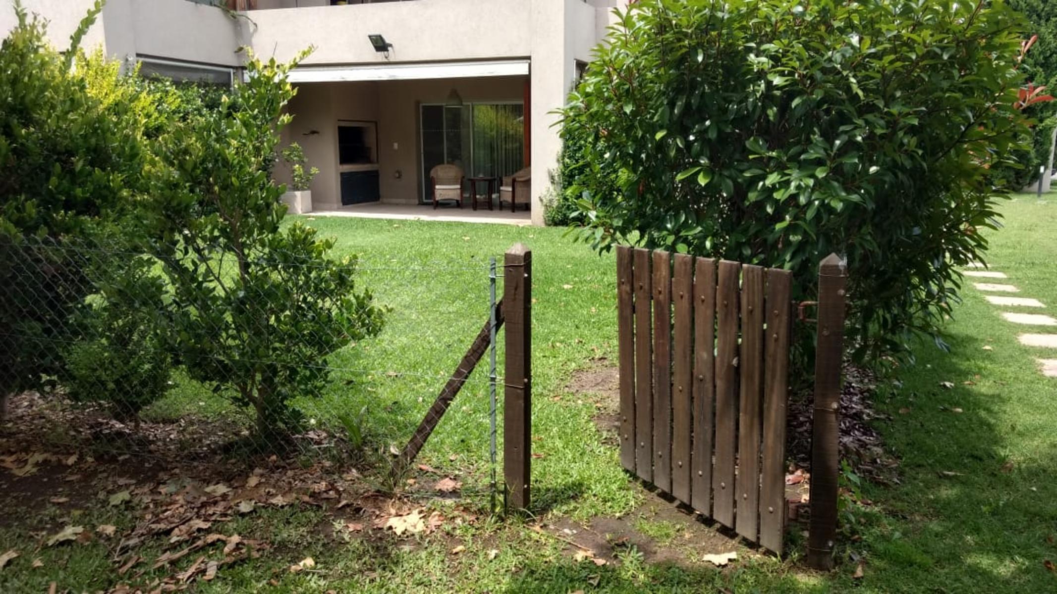 Venta Departamento Dormie PB 3 ambientes 2 dormitorios galeria parrilla jardin cochera en CC El Nacional