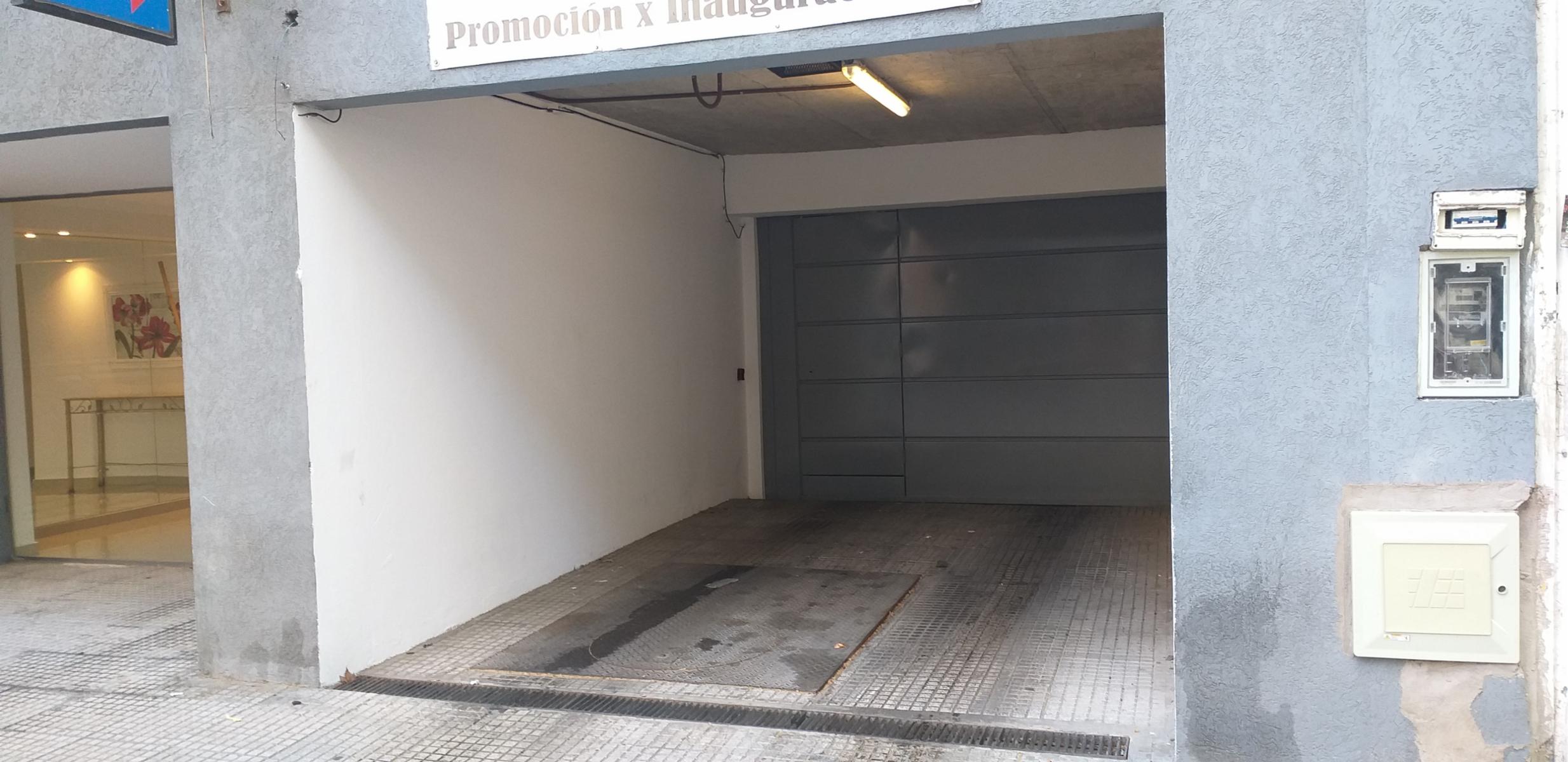 COCHERA FIJA - PORTON CON CONTROL REMOTO