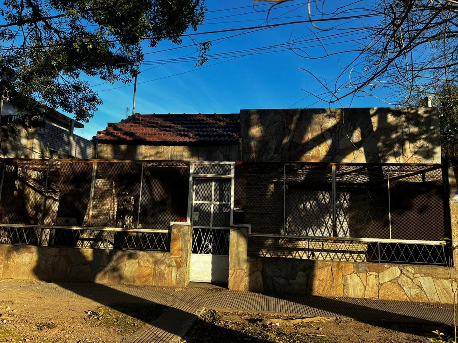 Lola Mora 193 esq. Pavón