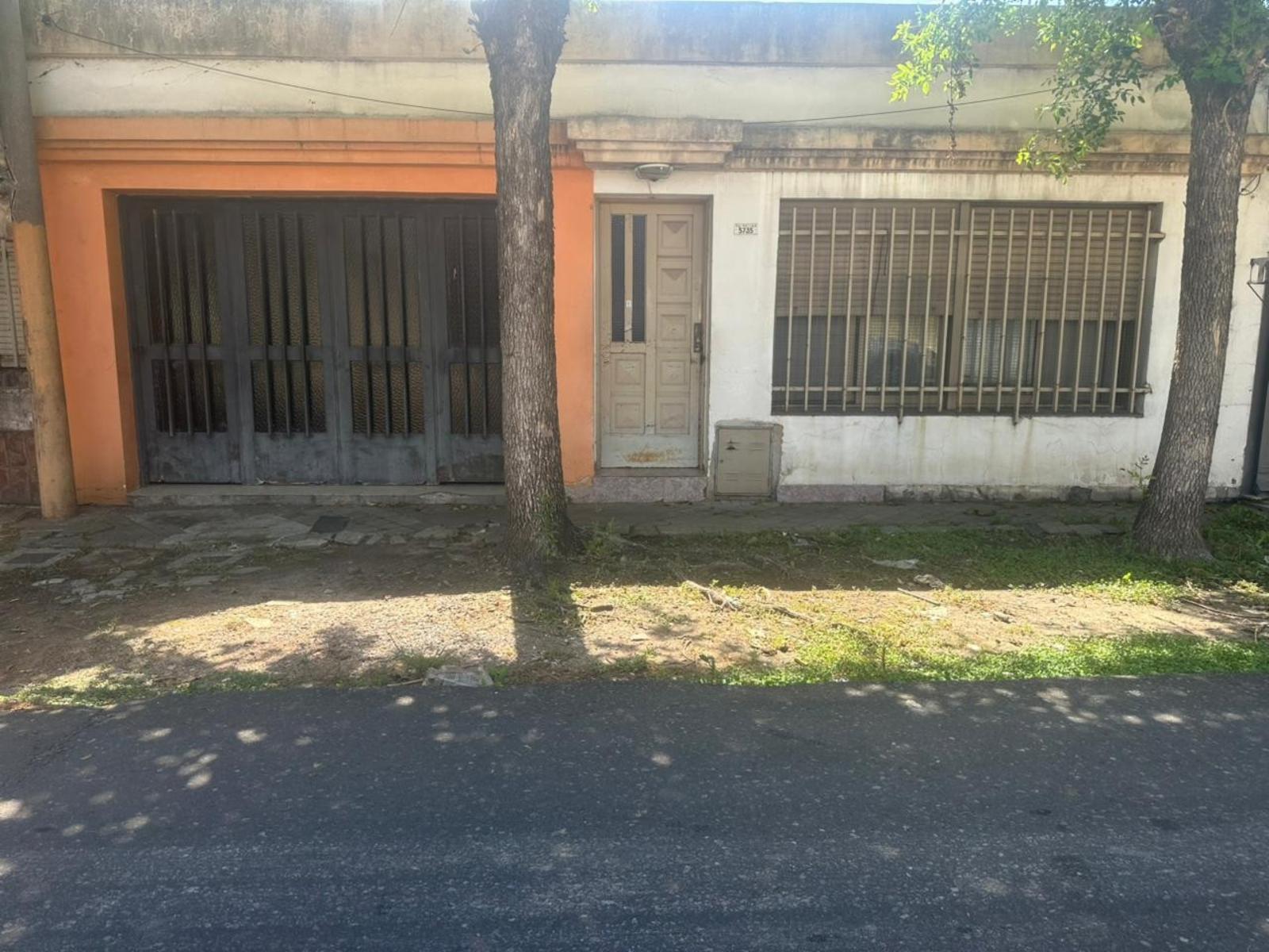 Pasaje Melián 5735 - casa al frente