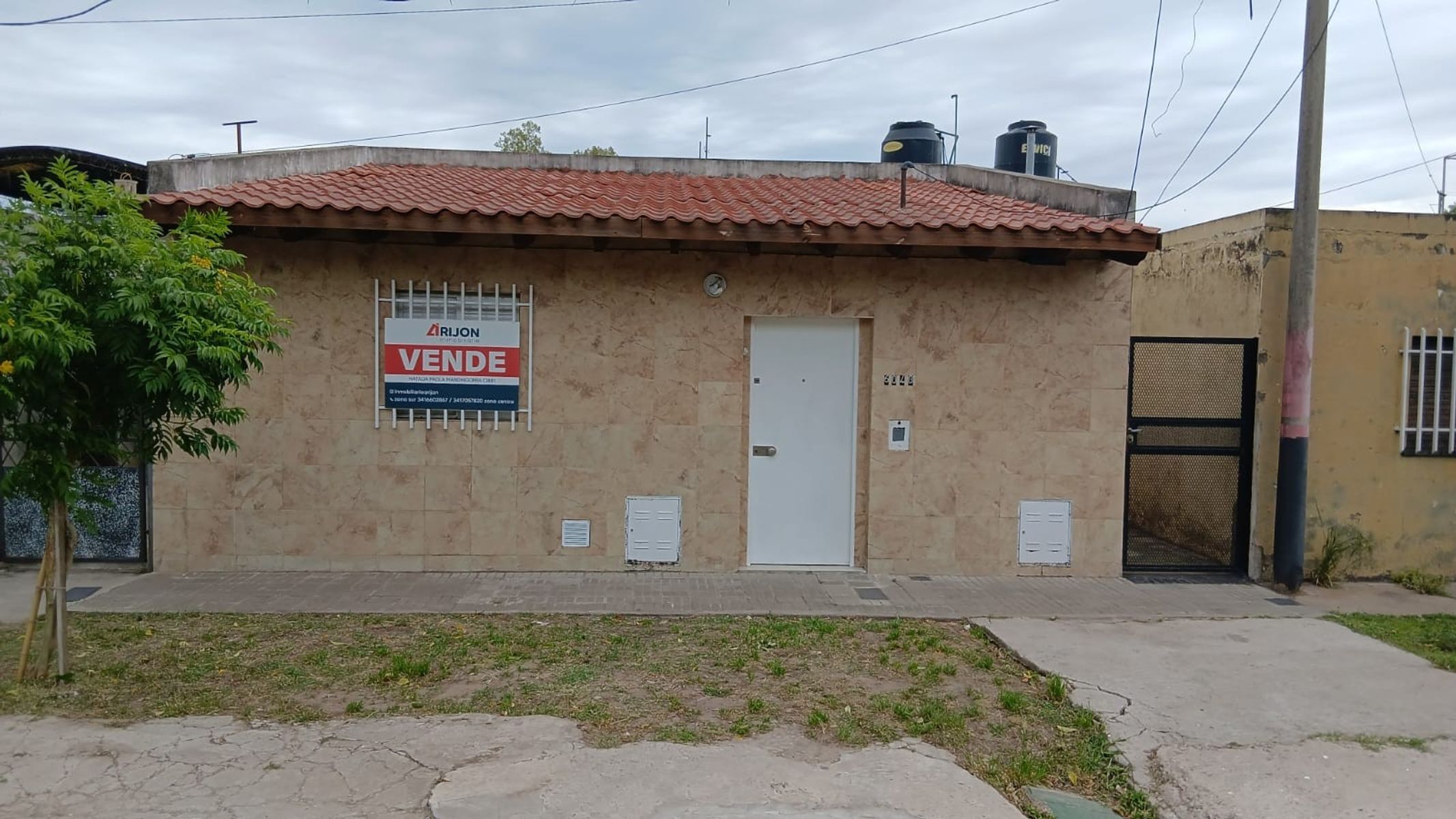 Corrientes 6040 - casa al frente