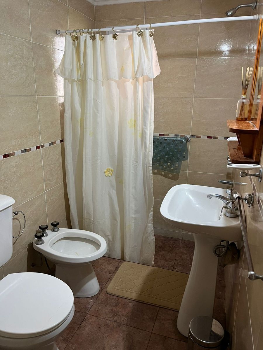 Departamento Interno en Av. Comercial - 5