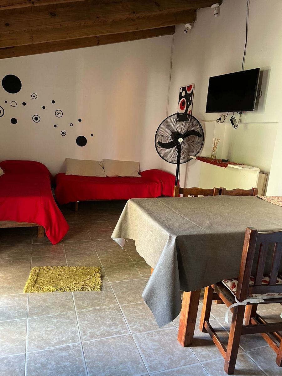 Departamento Interno en Av. Comercial - 8