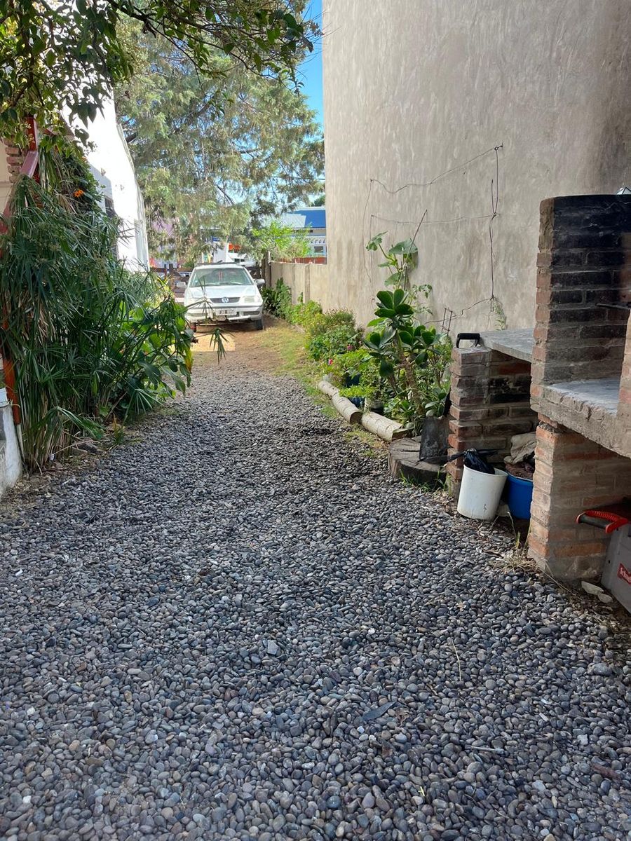 Departamento Interno en Av. Comercial - 10
