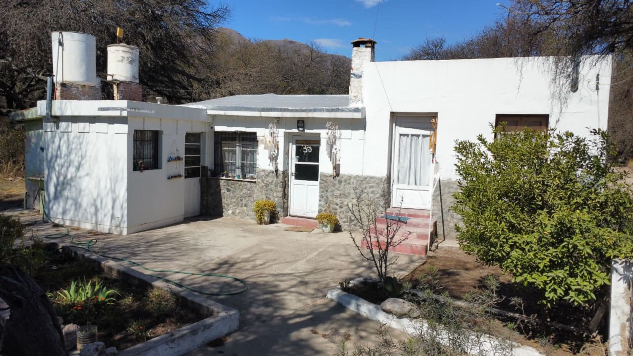 Excelente Lote con 2 casa 730mts cochera Sto Cabral 500 Barrios San Martin Capilla del monte - 20