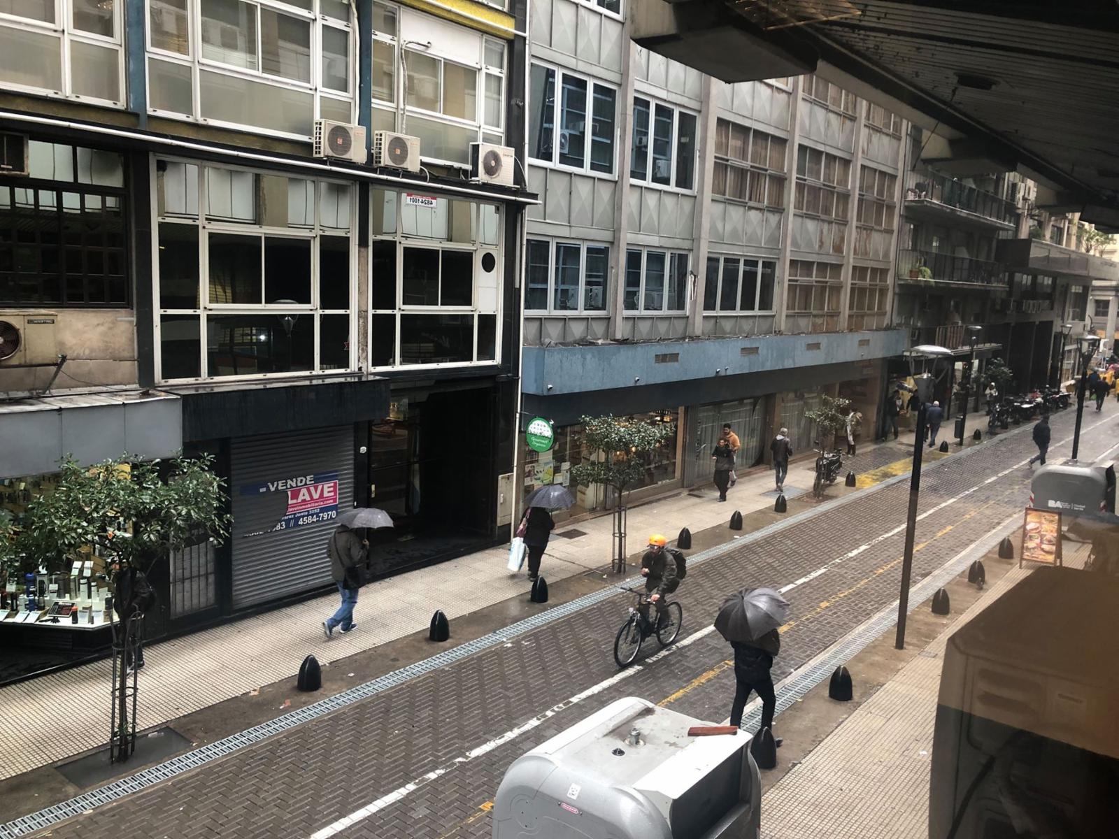 EXCELENTE LOCAL EN ALQUILER EN MICROCENTRO, EN 2 PLANTAS, DOBLE ALTURA. IMPECABLE. - 24