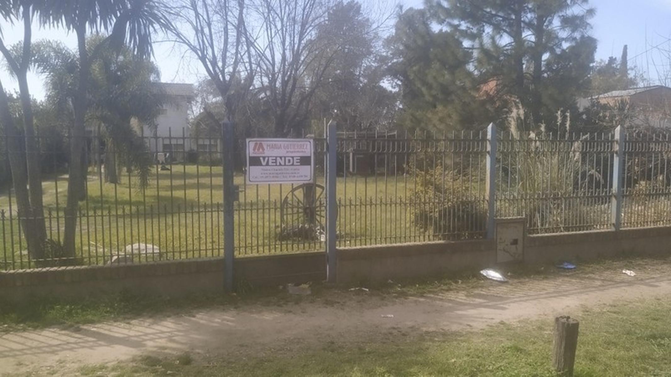 CASA EN 2 PLANTAS - SOBRE AMPLIO LOTE DE 22 X 55 - TODO PARQUIZADO — foto 2