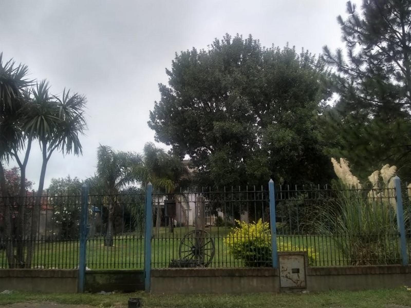 CASA EN 2 PLANTAS - SOBRE AMPLIO LOTE DE 22 X 55 - TODO PARQUIZADO — foto 9