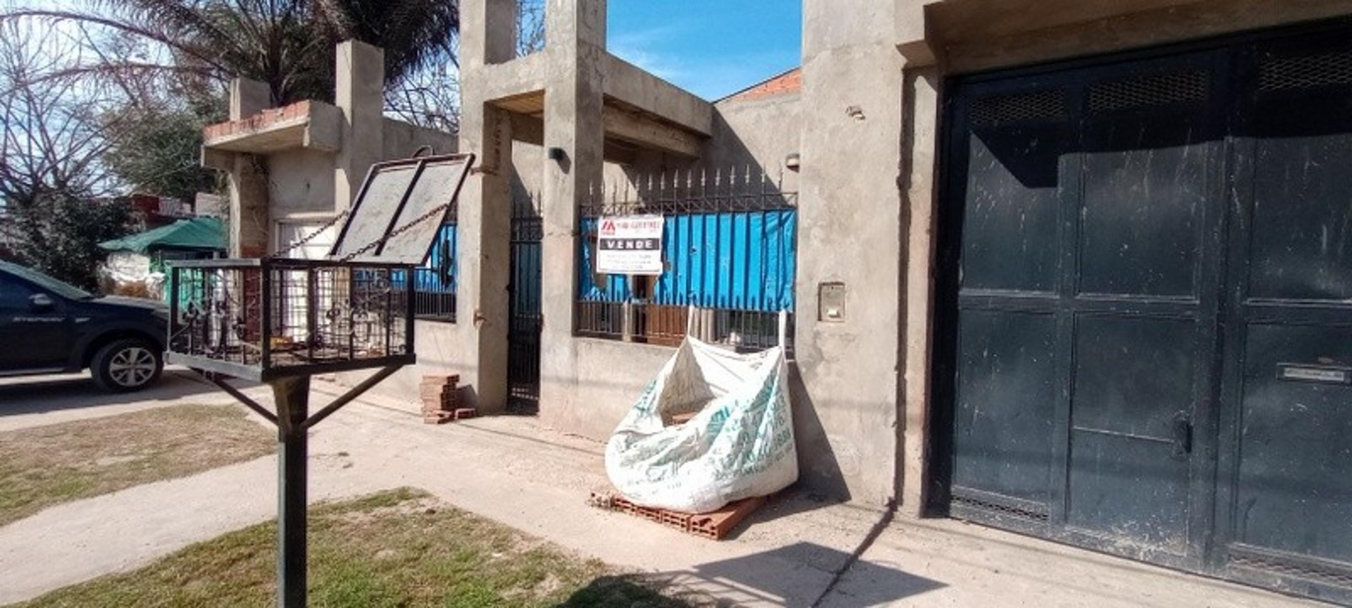 Casa a terminar - Brasil y Maipú - Dormitorio - baño - cocina / comedor - casa al fondo — foto 3