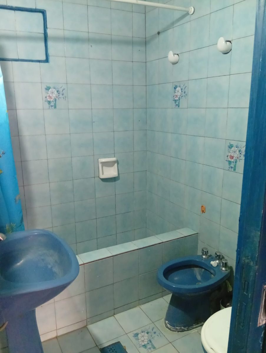 Casa sobre calle Ayacucho - 2 dormitorios - baño - living - cocina - garage cubierto - galería. — foto 3