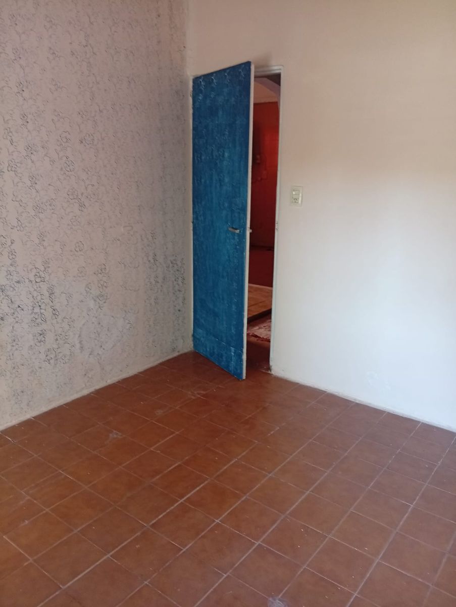 Casa sobre calle Ayacucho - 2 dormitorios - baño - living - cocina - garage cubierto - galería. — foto 4