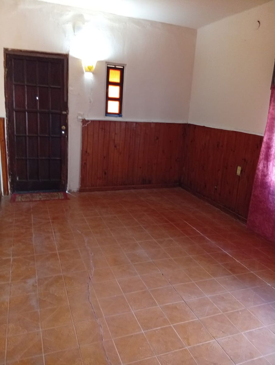Casa sobre calle Ayacucho - 2 dormitorios - baño - living - cocina - garage cubierto - galería. — foto 9
