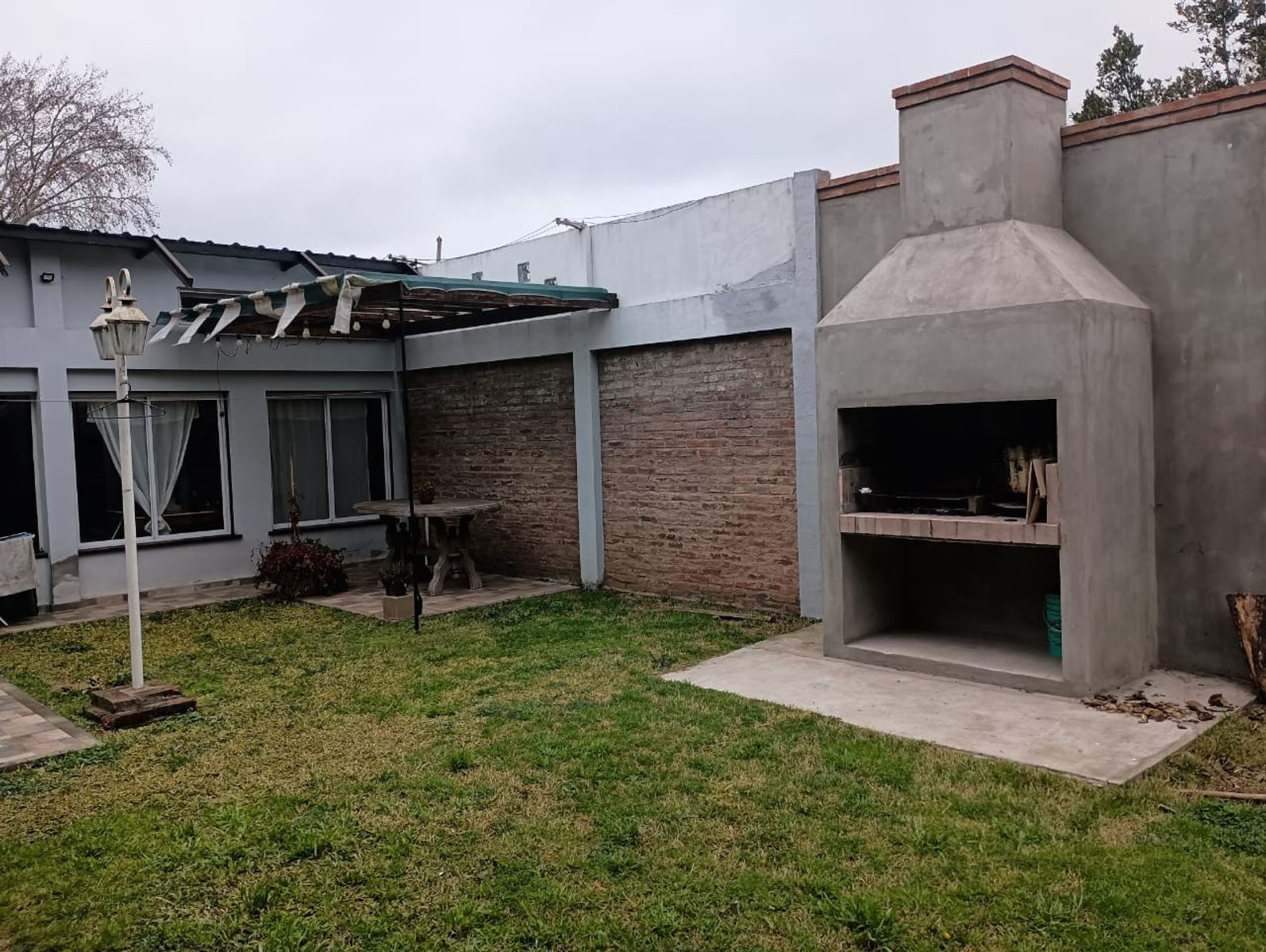 Casa Garin - con Dpto. en planta Alta para alquilar - Galpón cubierto de9 X 9
