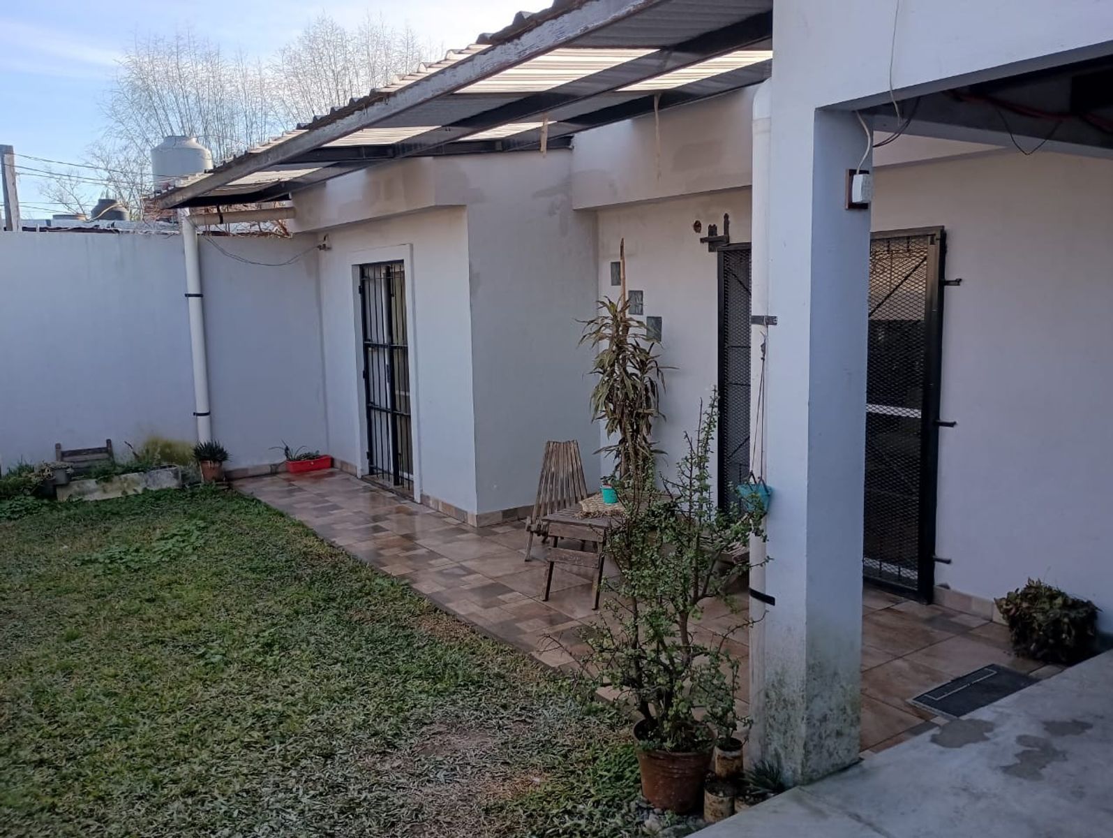 Casa Garin - con Dpto. en planta Alta para alquilar - Galpón cubierto de9 X 9 — foto 4