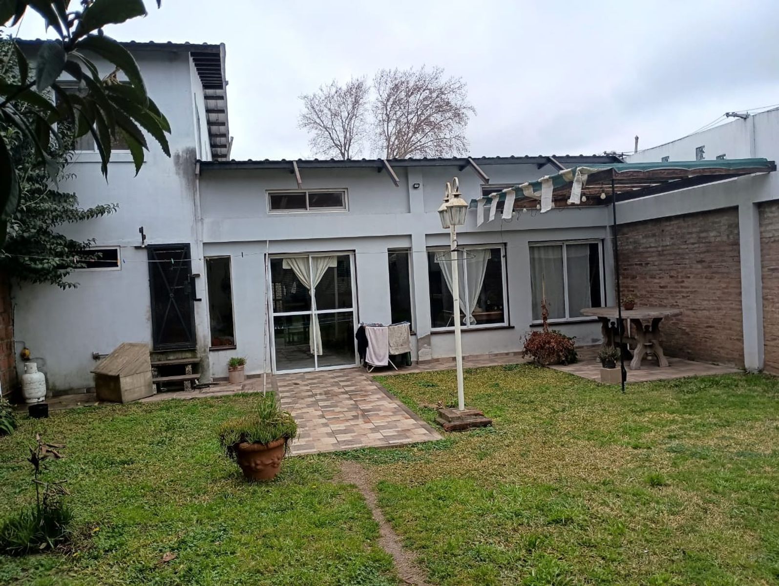 Casa Garin - con Dpto. en planta Alta para alquilar - Galpón cubierto de9 X 9 — foto 10
