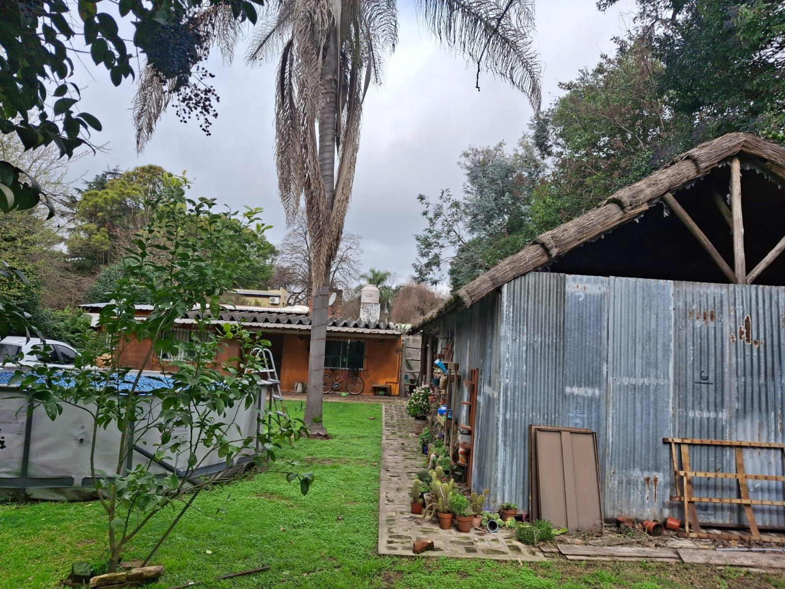 Importante propiedad con amplio terrenos - sobre Av. Benavidez. - 1