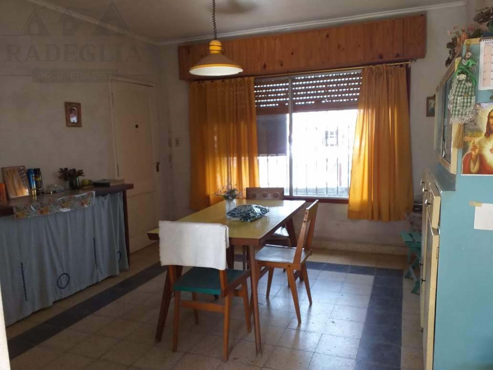 OPORTUNIDAD - Chalet en excelente ubicación a mts. de la estación A.Korn
