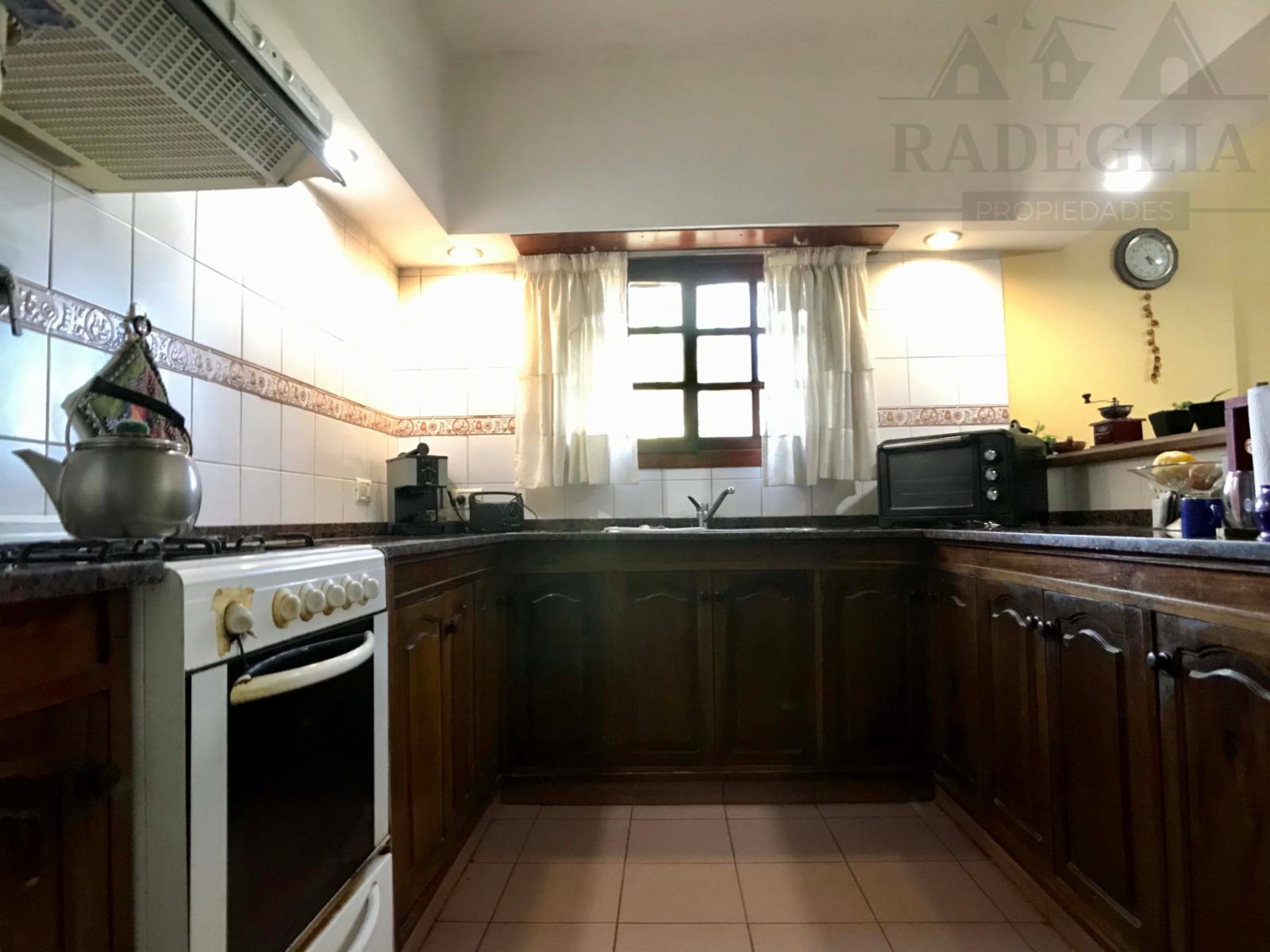 Chalet de categoría ubicado a 100 metros de Av. Espora-Burzaco — foto 3