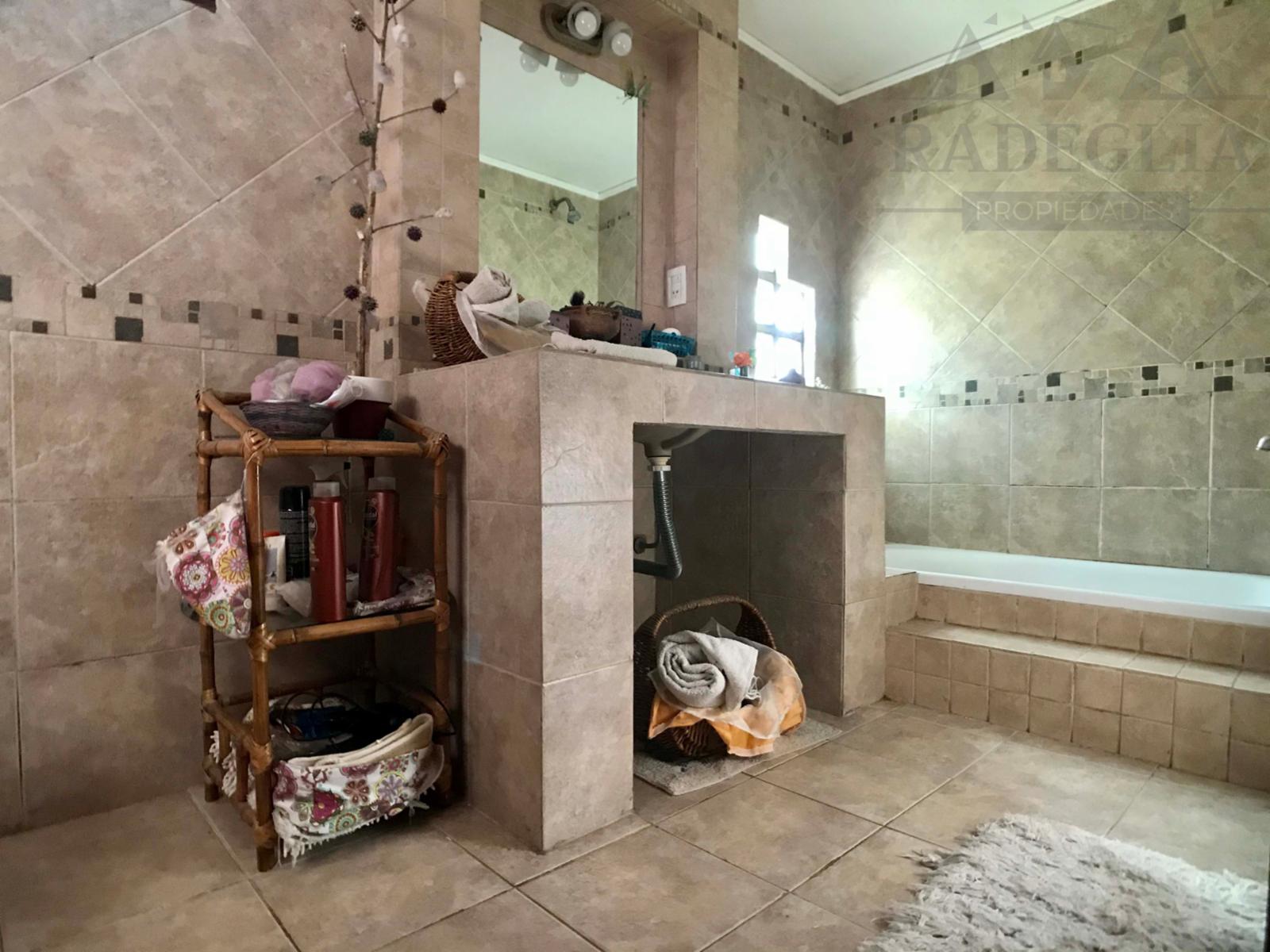 Chalet de categoría ubicado a 100 metros de Av. Espora-Burzaco — foto 9