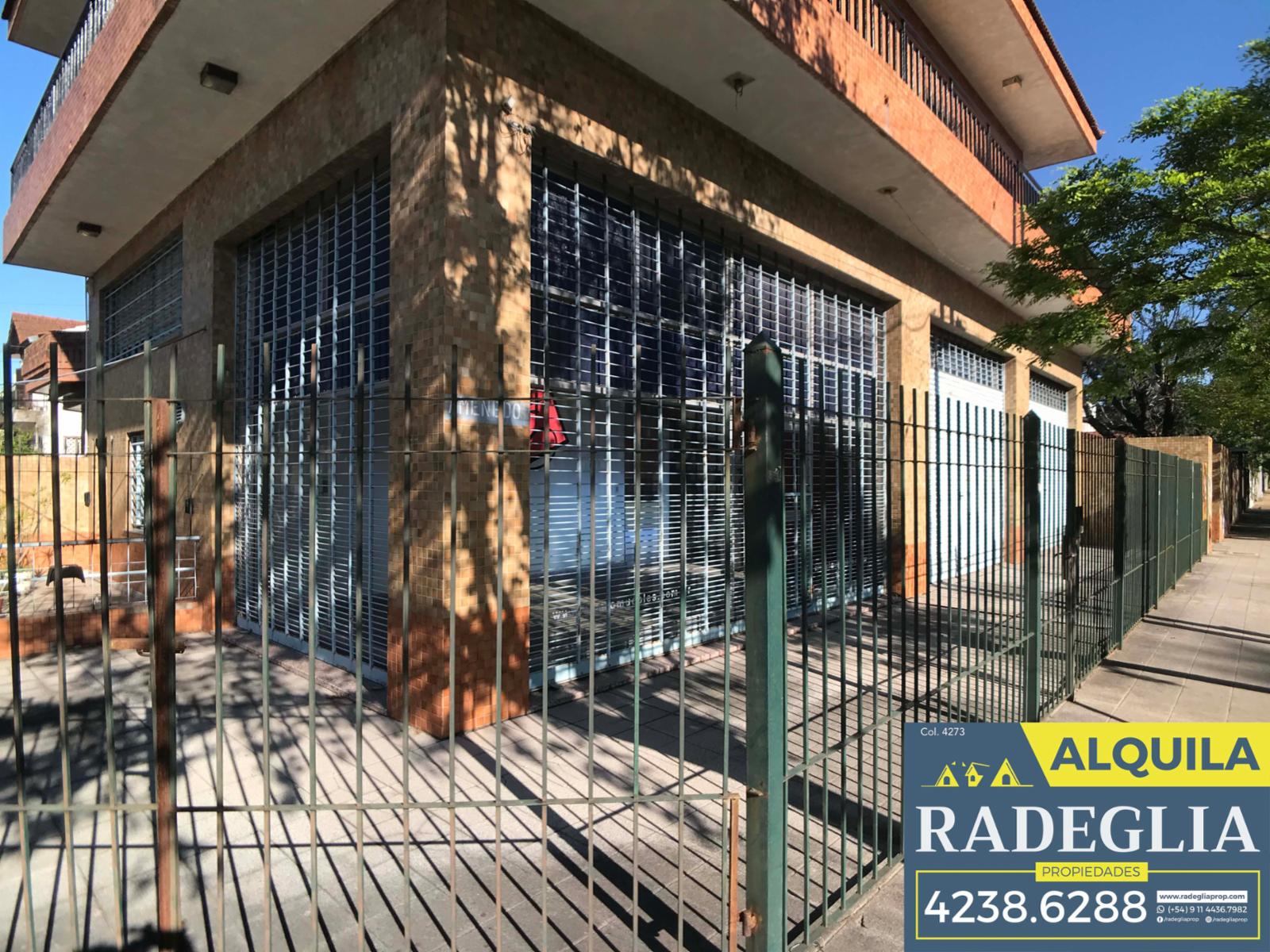 Local Comercial con doble persiana ubicado en esquina- Burzaco - 12