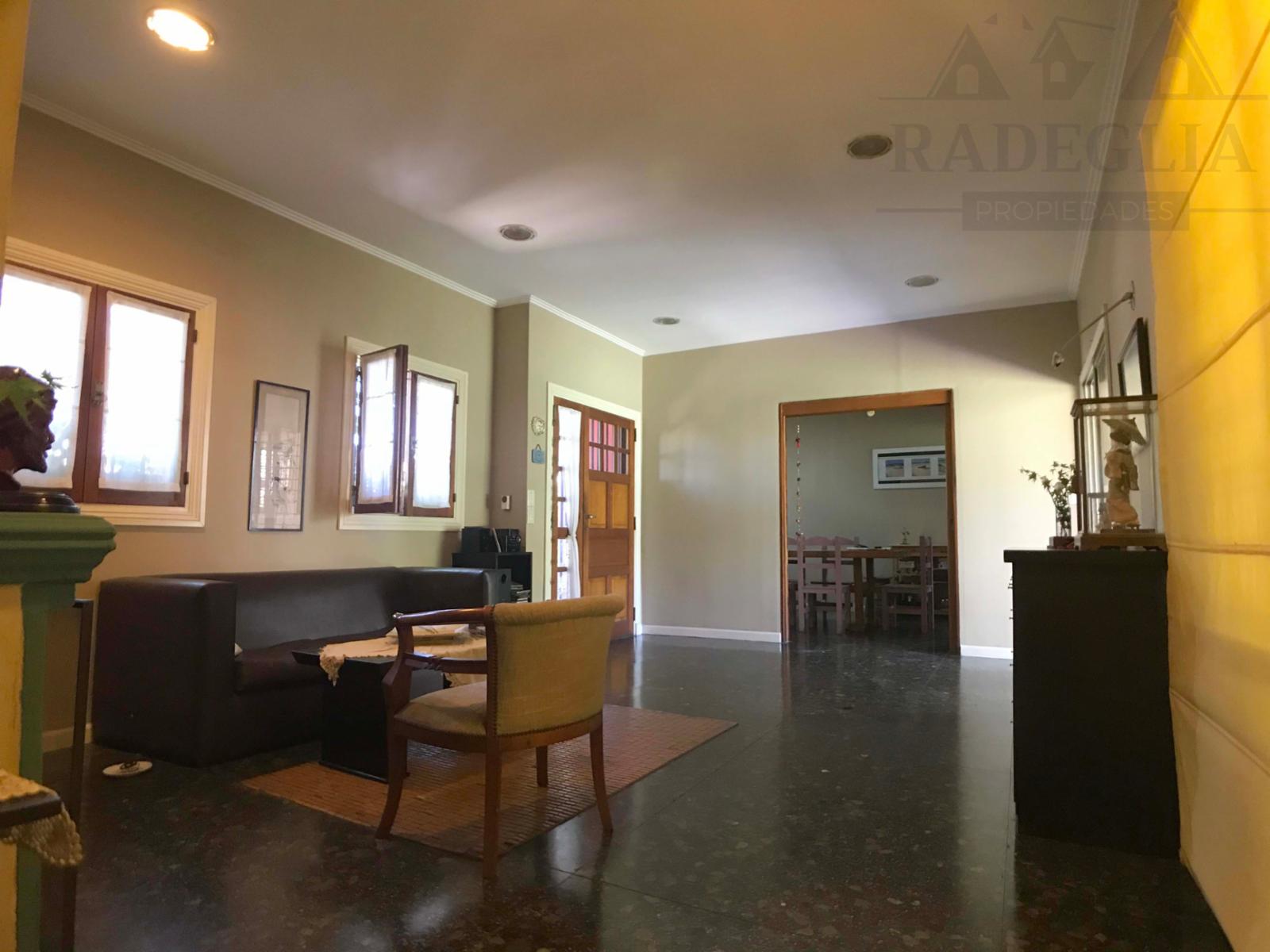 Chalet sobre importante lote a 50 metros de Av. H. Yrigoyen- Burzaco. — foto 2