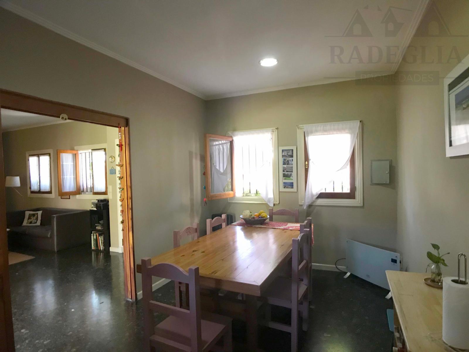 Chalet sobre importante lote a 50 metros de Av. H. Yrigoyen- Burzaco. — foto 4