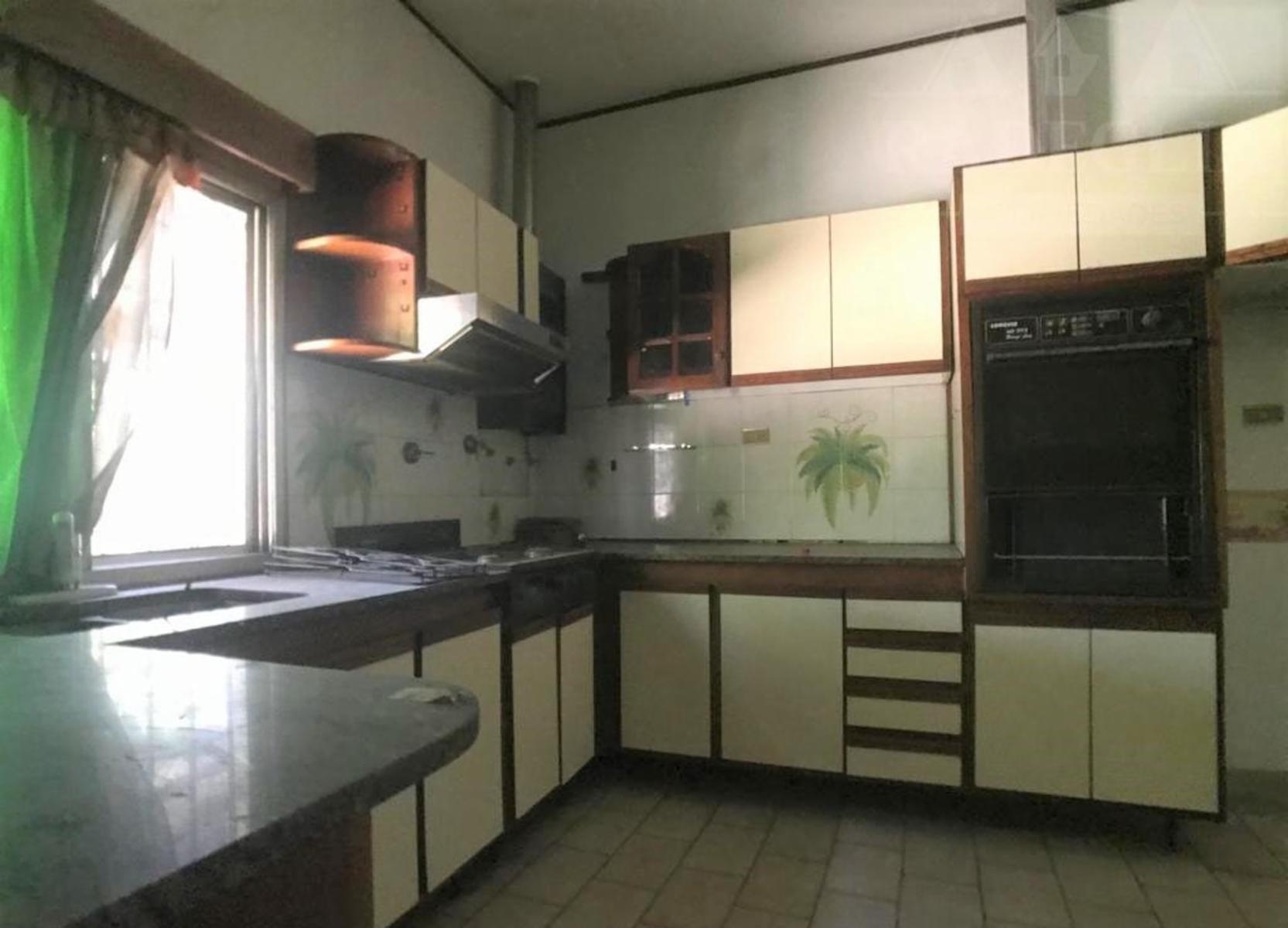 Local comercial c/ viviendas sobre Av. H. Yrigoyen- Burzaco - 7