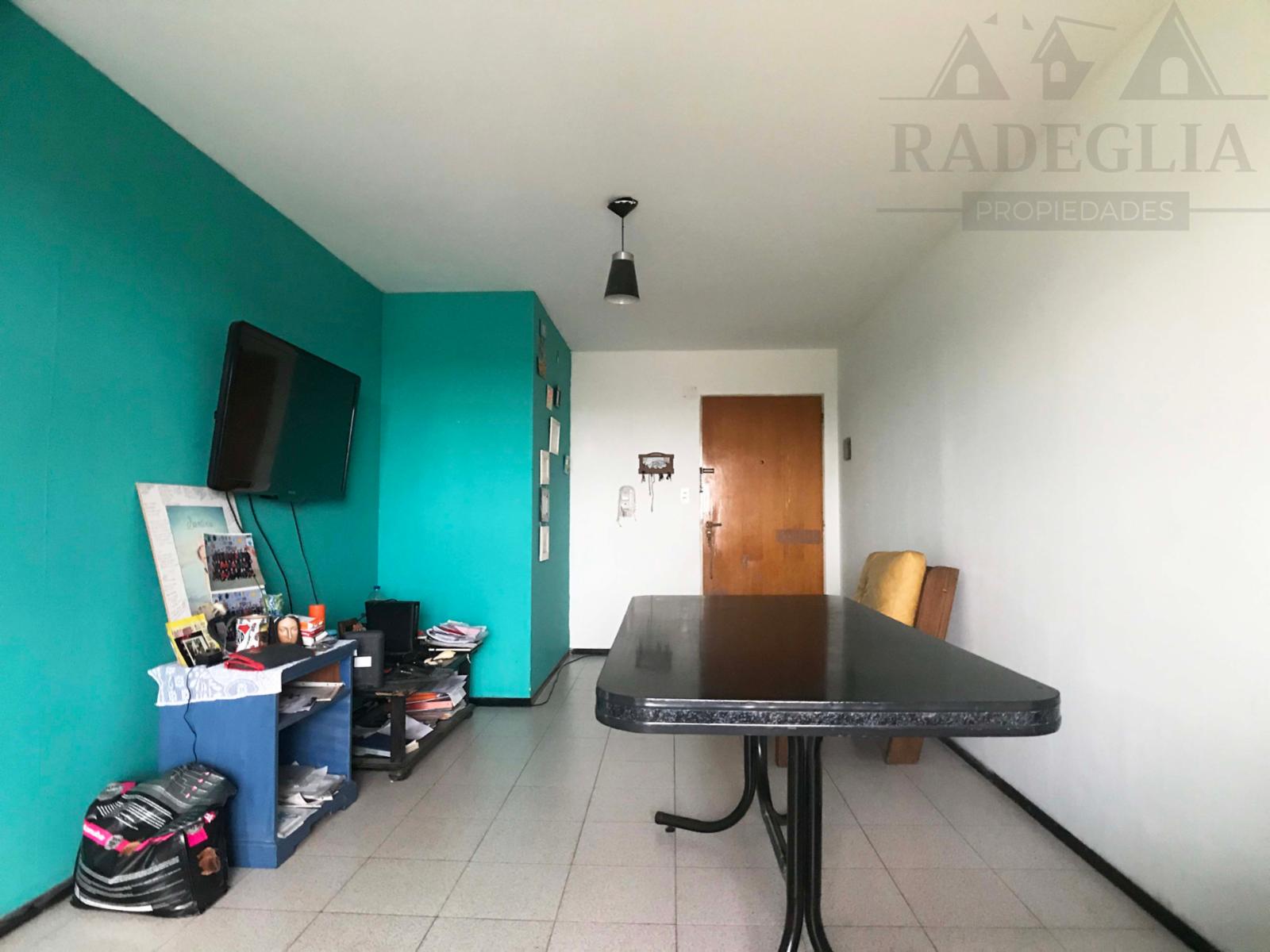 Departamento de tres ambientes sobre Av. Juan Domingo Perón — foto 2