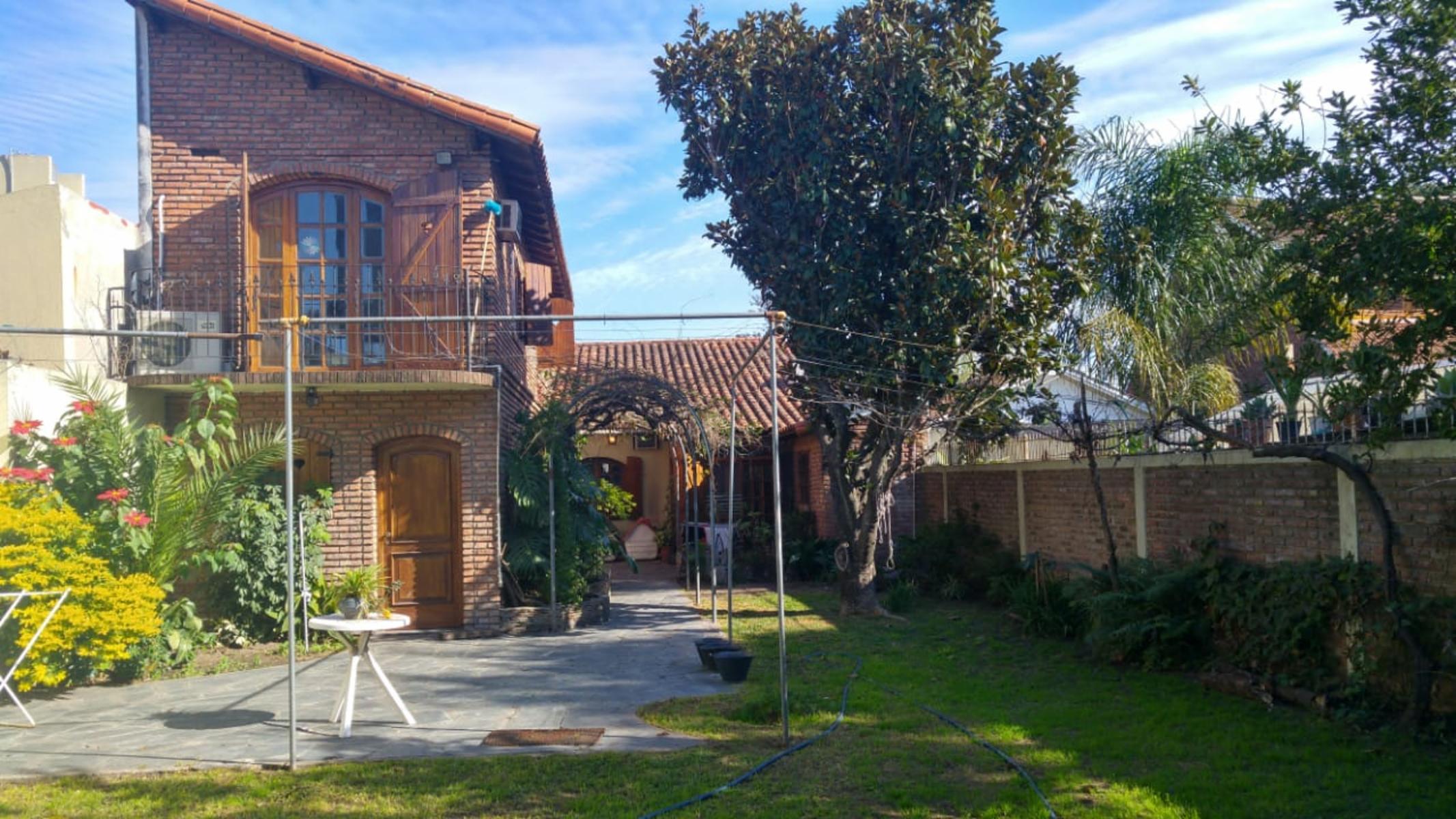 Chalet con más de 6 ambientes a 50 metros de Av. H. Yrigoyen- Burzaco