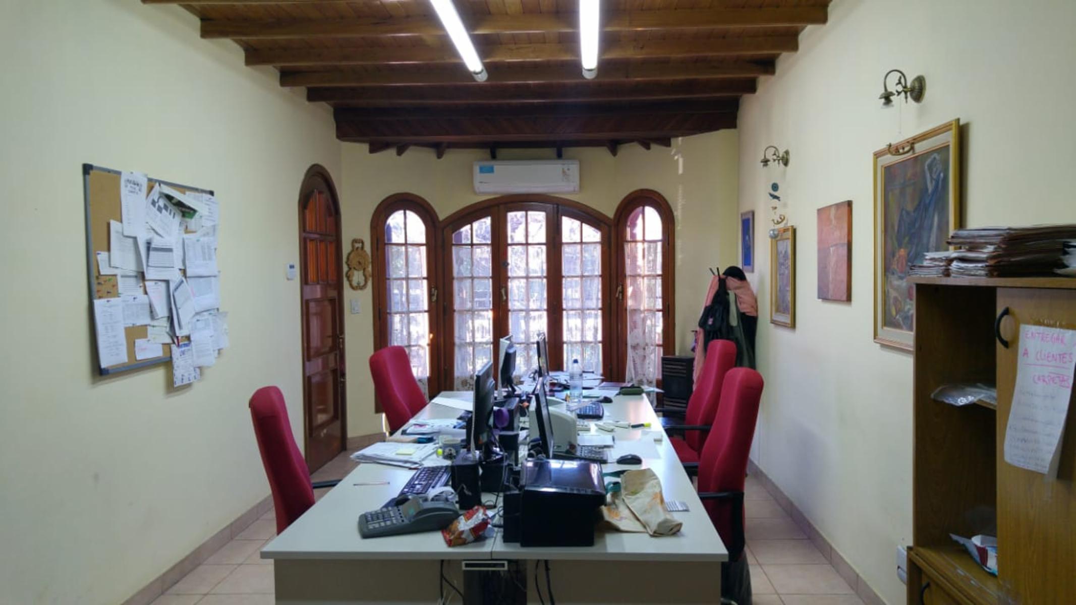 Chalet con más de 6 ambientes a 50 metros de Av. H. Yrigoyen- Burzaco — foto 2