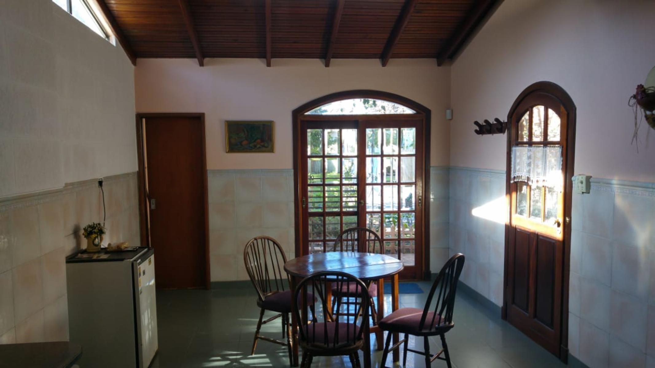Chalet con más de 6 ambientes a 50 metros de Av. H. Yrigoyen- Burzaco — foto 4